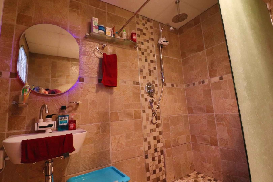 5 Bedroom Property for Sale in Sanddrift Western Cape